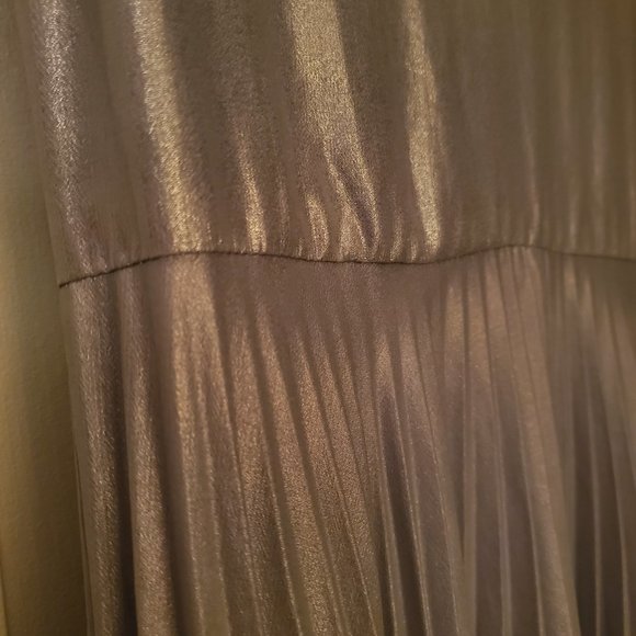 TOPSHOP Metallic Plunge Pleat Midi Dress - Picture 6 of 7